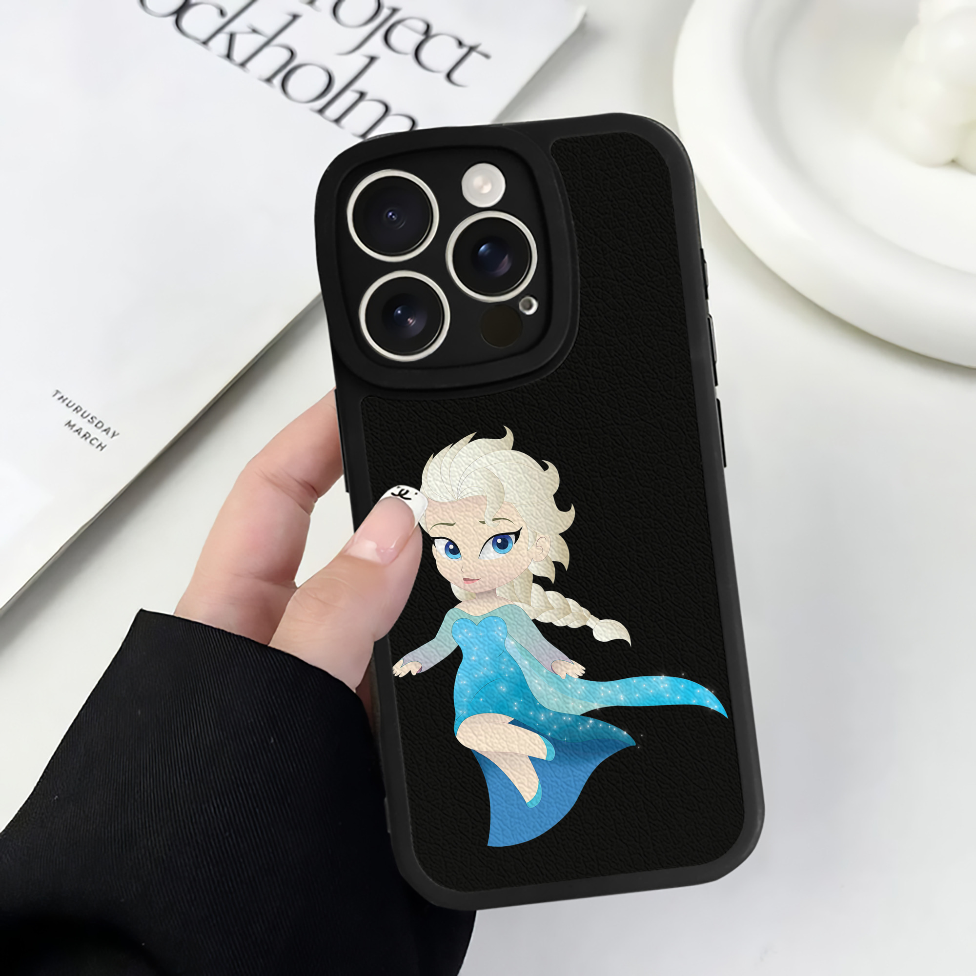 （画像用） アナと雪の女王 アンナ エルサ Frozen Anna Elsa 【iPhone 16シリーズ対応】シリコンスマホケース（レザー調） 材質：シリコン